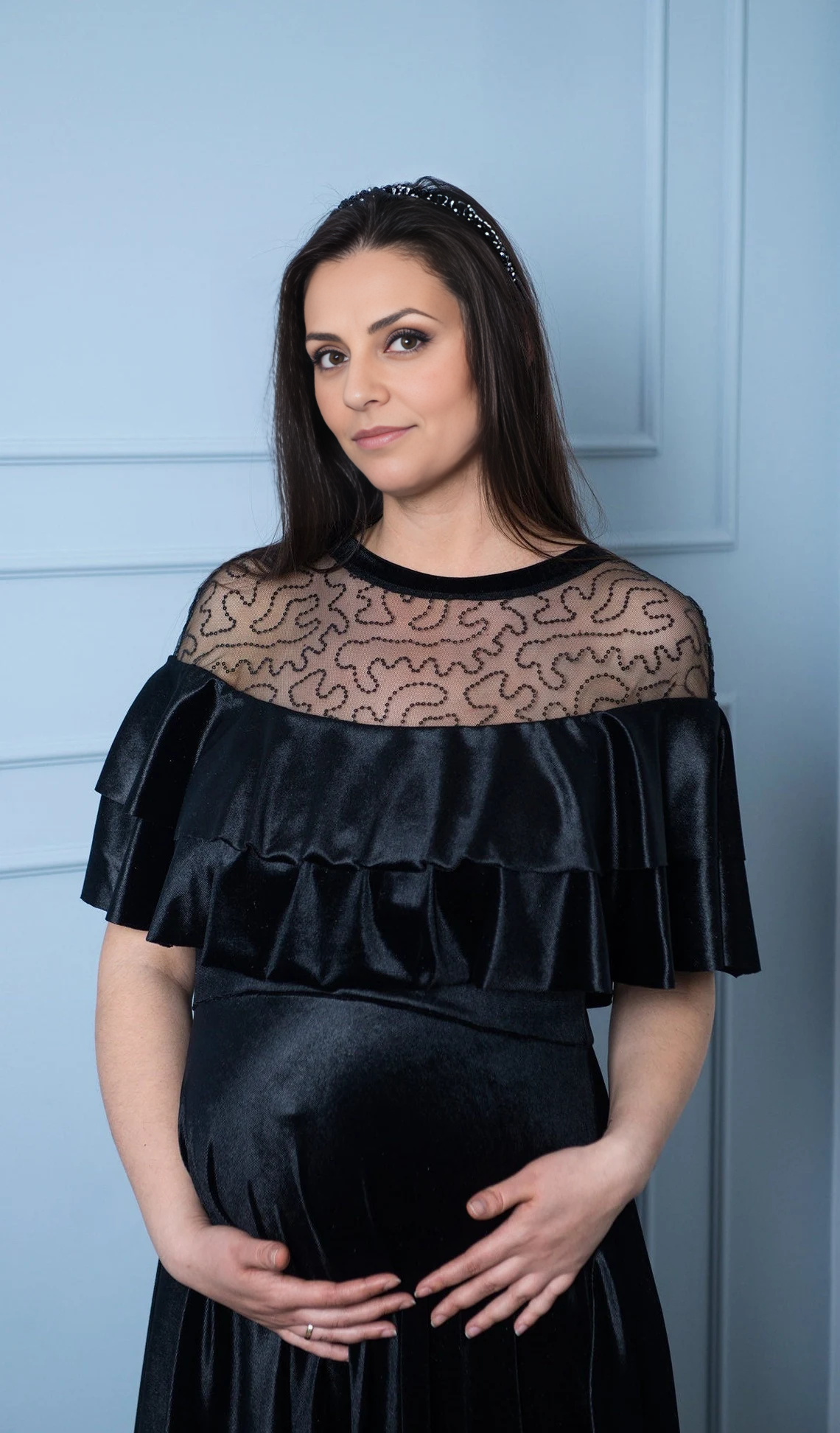 Vestido de noche único para madre de la novia, de encaje negro y terciopelo, corte en A, con cola dulce y volantes en los hombros al descubierto, para fiesta de graduación.